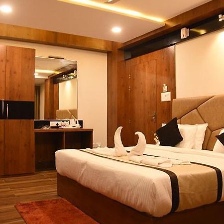 Hotel Royal City Siliguri Buitenkant foto