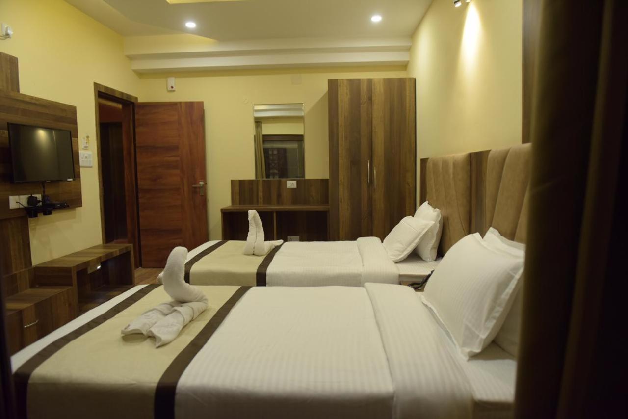 Hotel Royal City Siliguri Buitenkant foto