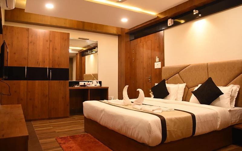 Hotel Royal City Siliguri Buitenkant foto