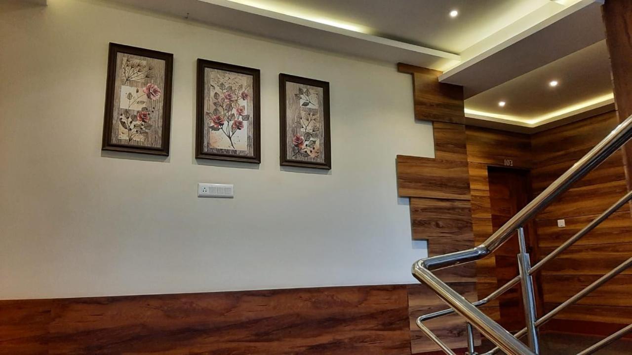 Hotel Royal City Siliguri Buitenkant foto