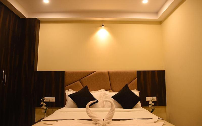 Hotel Royal City Siliguri Buitenkant foto