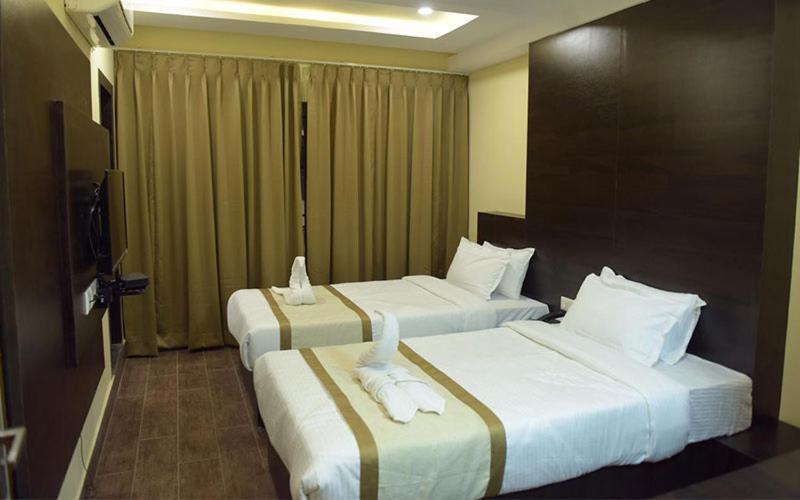 Hotel Royal City Siliguri Buitenkant foto