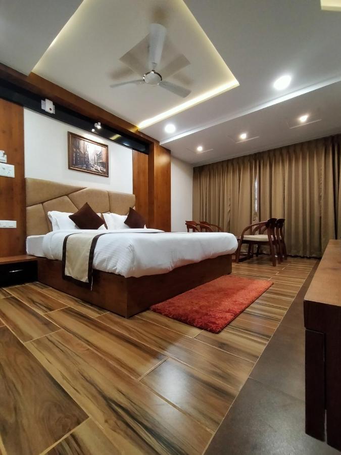 Hotel Royal City Siliguri Buitenkant foto