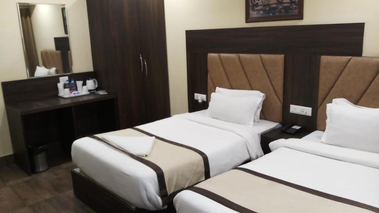 Hotel Royal City Siliguri Buitenkant foto