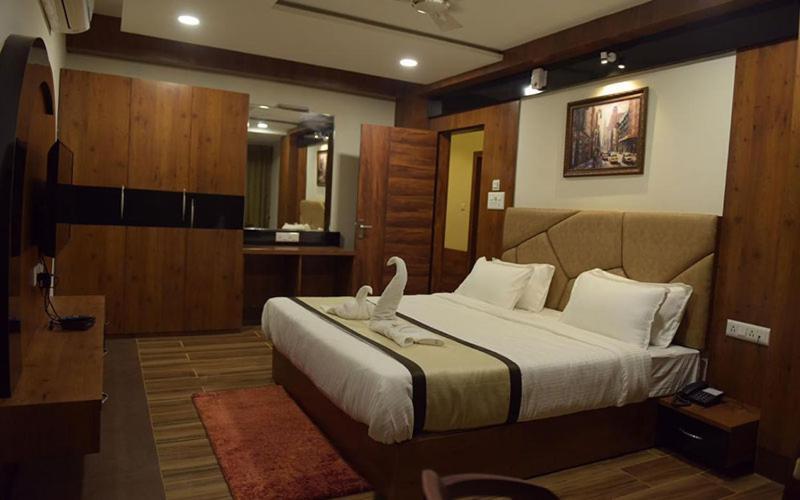 Hotel Royal City Siliguri Buitenkant foto
