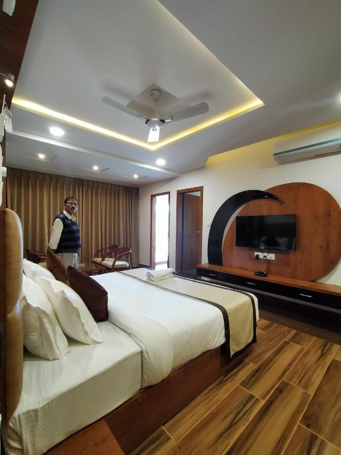 Hotel Royal City Siliguri Buitenkant foto