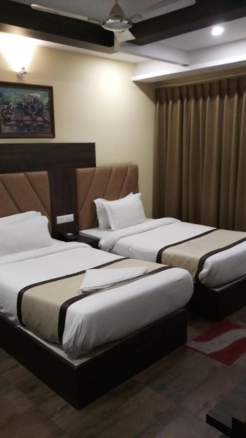 Hotel Royal City Siliguri Buitenkant foto