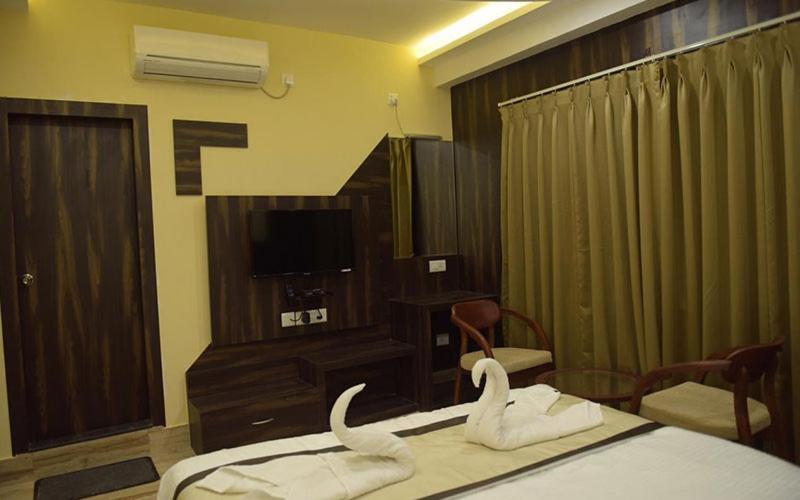 Hotel Royal City Siliguri Buitenkant foto
