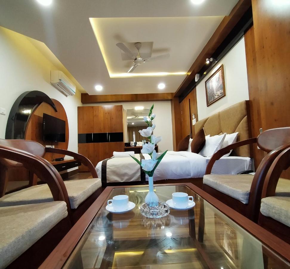 Hotel Royal City Siliguri Buitenkant foto
