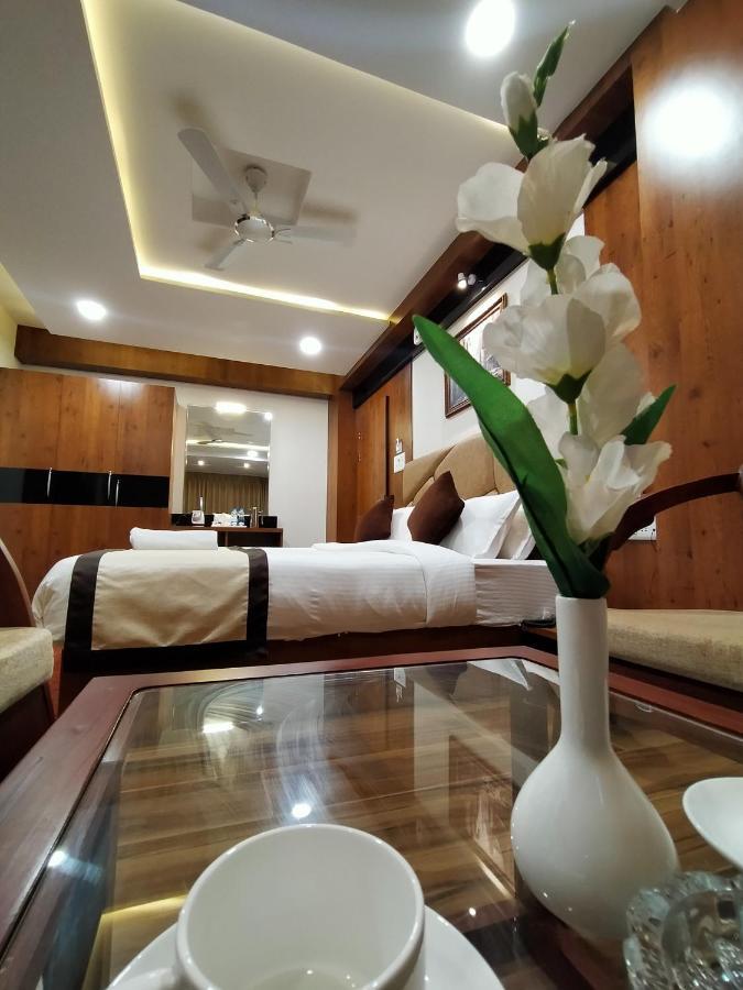 Hotel Royal City Siliguri Buitenkant foto