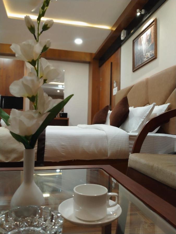 Hotel Royal City Siliguri Buitenkant foto