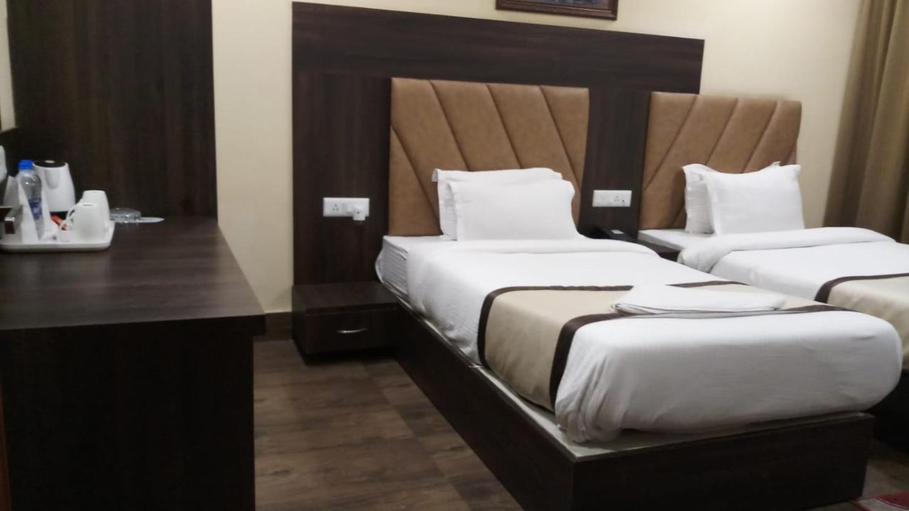 Hotel Royal City Siliguri Buitenkant foto