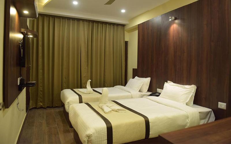 Hotel Royal City Siliguri Buitenkant foto