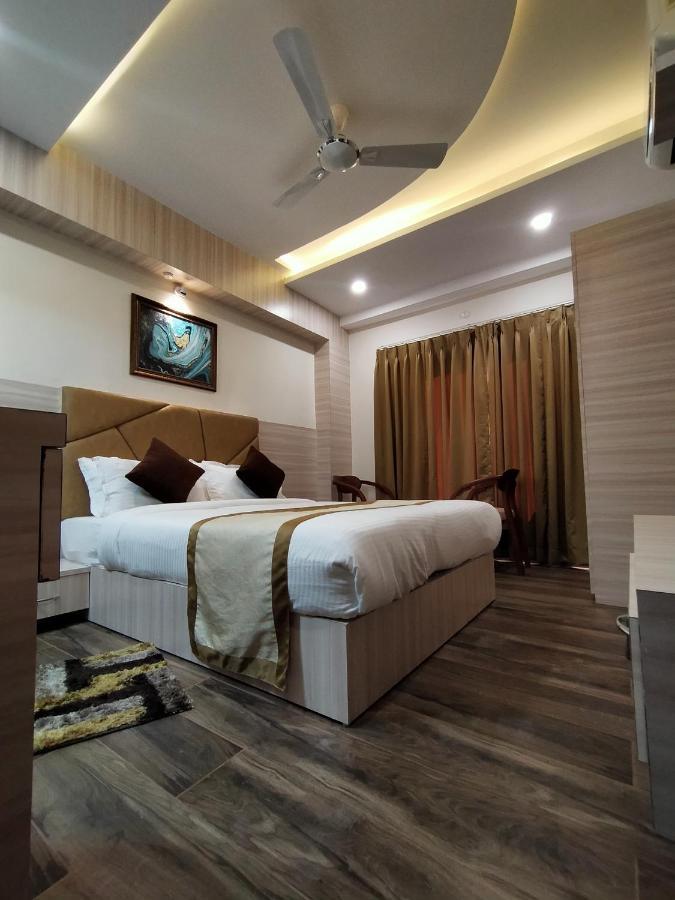 Hotel Royal City Siliguri Buitenkant foto