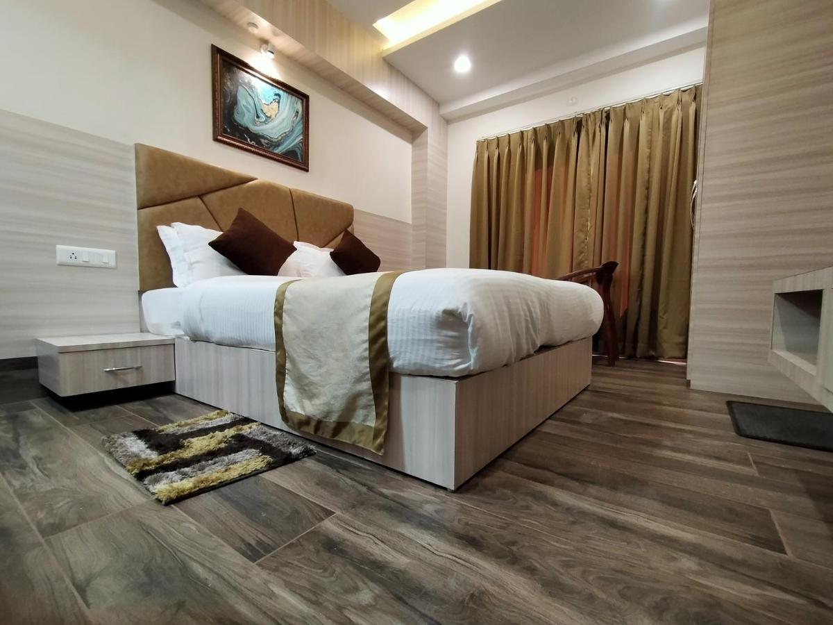Hotel Royal City Siliguri Buitenkant foto