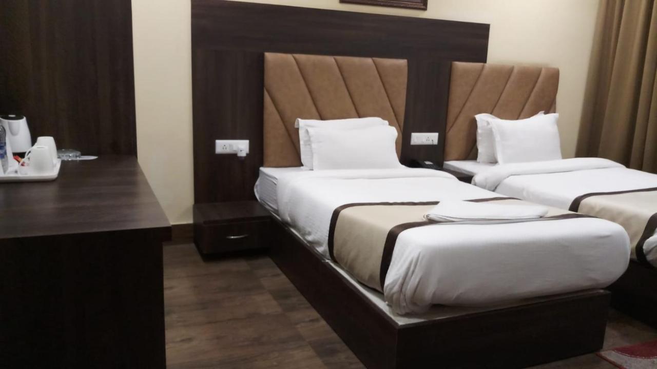 Hotel Royal City Siliguri Buitenkant foto