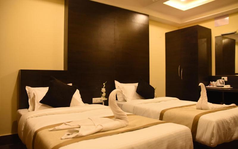 Hotel Royal City Siliguri Buitenkant foto