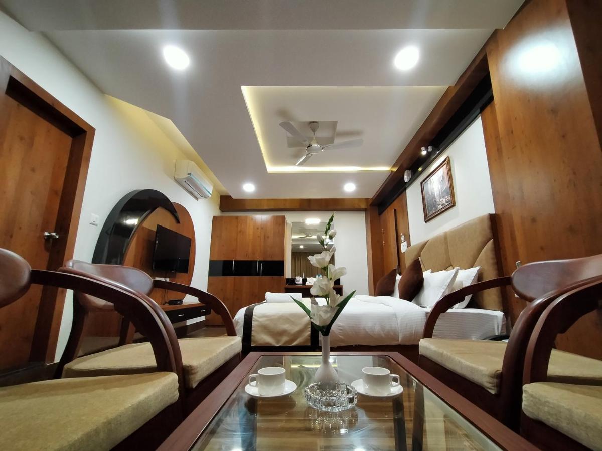 Hotel Royal City Siliguri Buitenkant foto