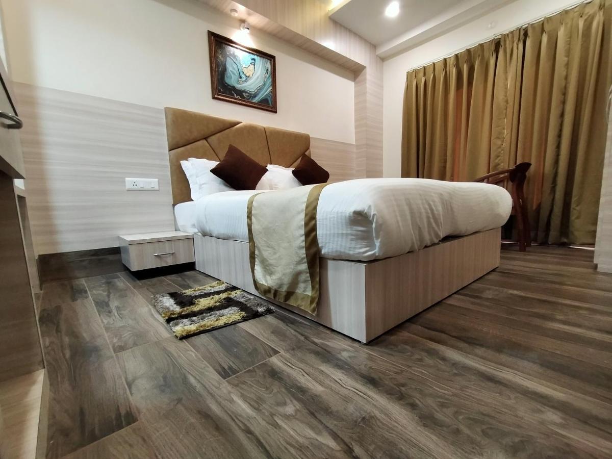 Hotel Royal City Siliguri Buitenkant foto