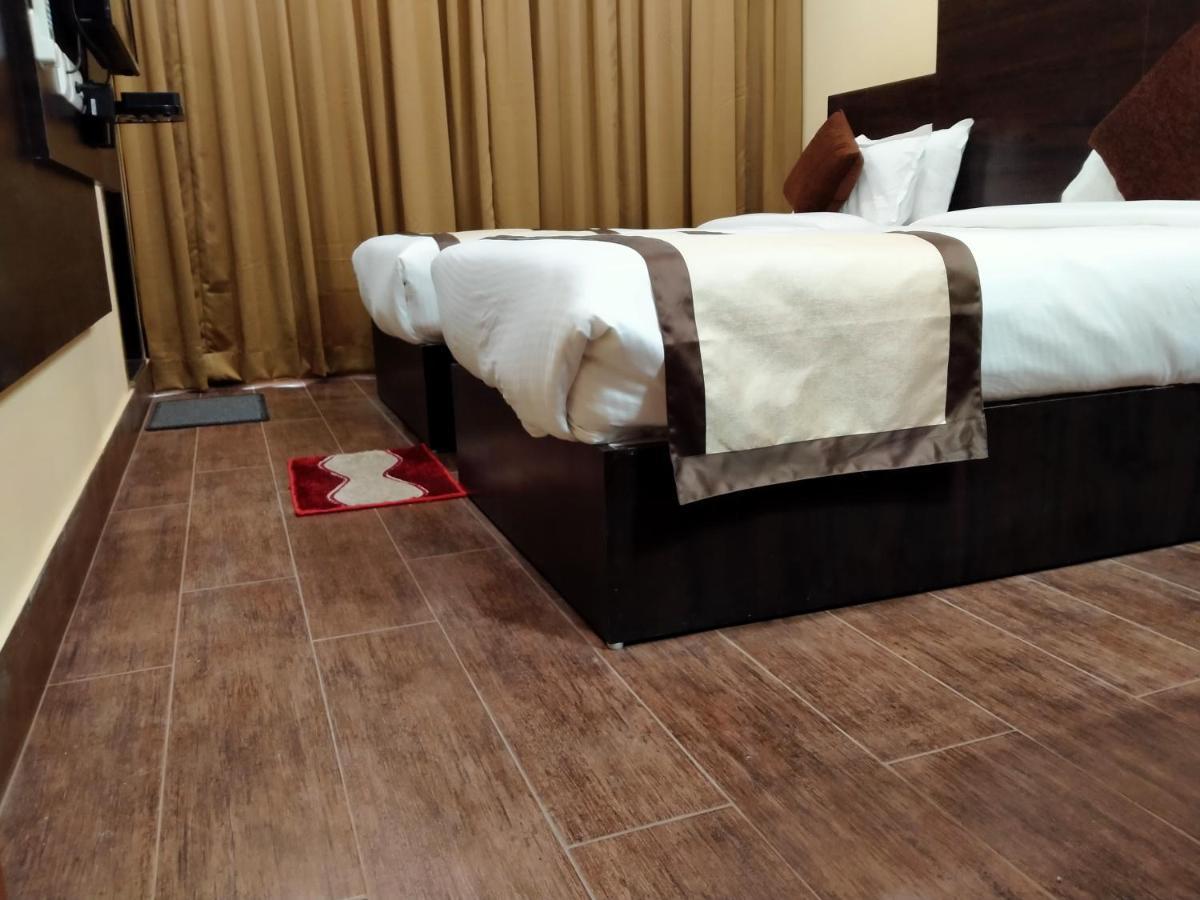 Hotel Royal City Siliguri Buitenkant foto